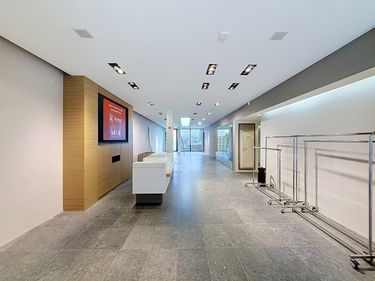 Propriété commerciale moderne (170 m²) avec sous-sol spacieux à louer à Deinze