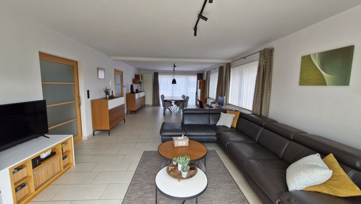 Ruime, instapklare 3-gevel bel-etage met zicht op de velden