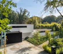 Unieke moderne villa met privébos in Sint-Andries