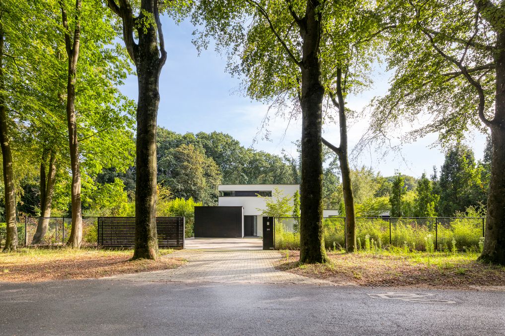 Unieke moderne villa met privébos in Sint-Andries