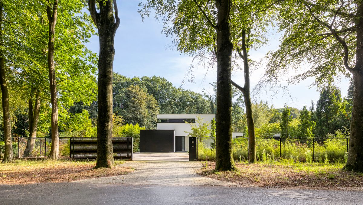 Unieke moderne villa met privébos in Sint-Andries