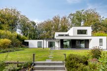 Unieke moderne villa met privébos in Sint-Andries