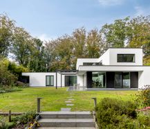 Unieke moderne villa met privébos in Sint-Andries