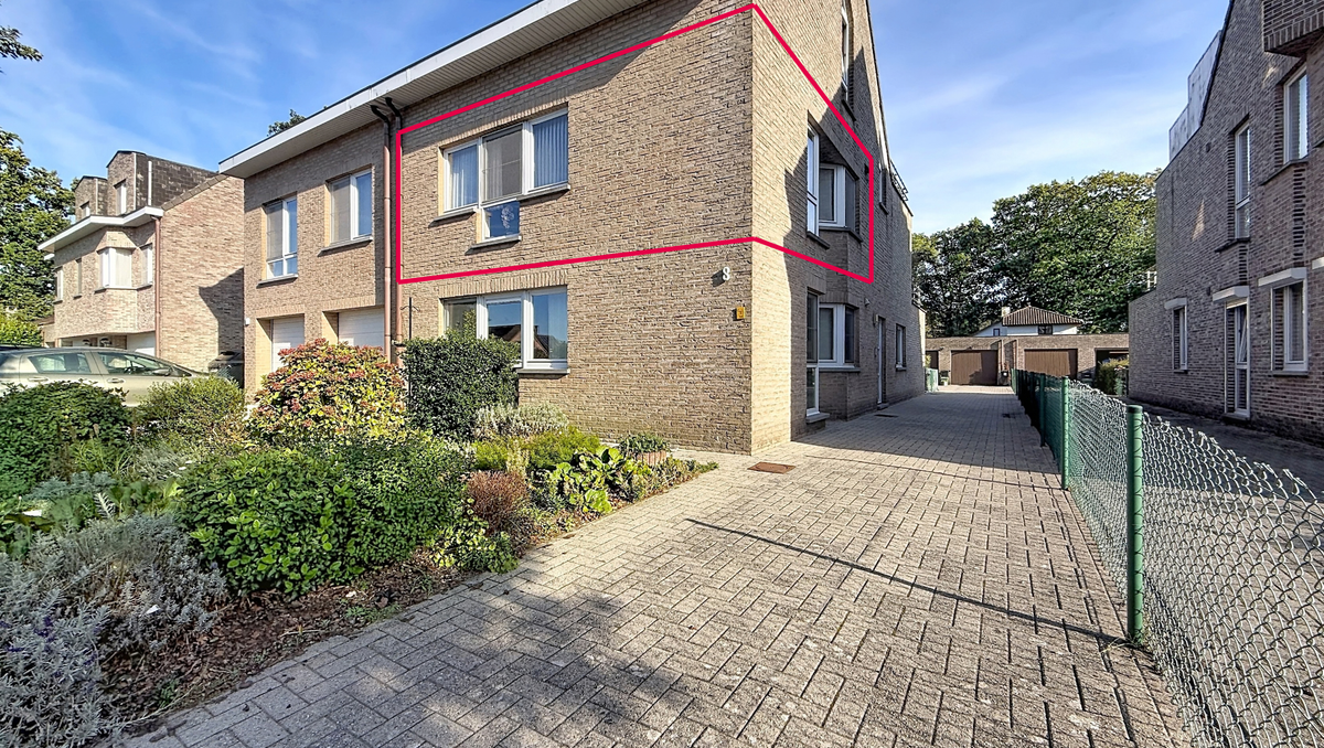 Appartement met 2 slaapkamers, terras en garage in Gooreind