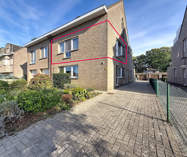 Appartement met 2 slaapkamers, terras en garage in Gooreind