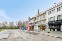 Handelspand met duplex appartement te koop in Kortrijk