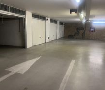 Garage spacieux à vendre sous la place du marché !