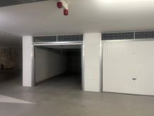 Garage spacieux à vendre sous la place du marché !