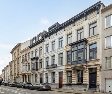 Uniek herenhuis met tuin en garage te koop in Antwerpen