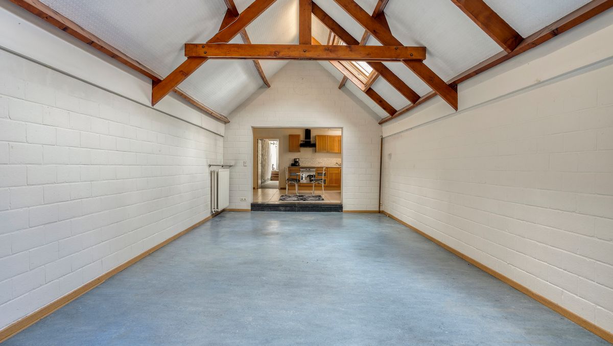 Appartement loué + rez-de-chaussée commercial