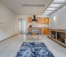 Appartement loué + rez-de-chaussée commercial