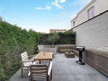 Ruim en lichtrijk gelijkvloers appartement met terras in hartje Ieper