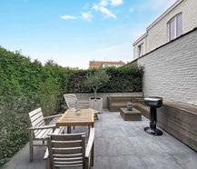 Ruim en lichtrijk gelijkvloers appartement met terras in hartje Ieper