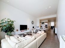 Ruim en lichtrijk gelijkvloers appartement met terras in hartje Ieper