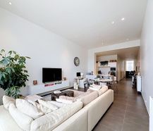 Ruim en lichtrijk gelijkvloers appartement met terras in hartje Ieper