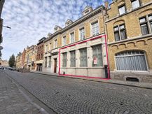 Ruim en lichtrijk gelijkvloers appartement met terras in hartje Ieper