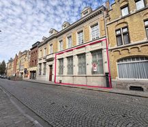 Ruim en lichtrijk gelijkvloers appartement met terras in hartje Ieper
