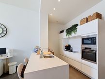 Ruim en lichtrijk gelijkvloers appartement met terras in hartje Ieper