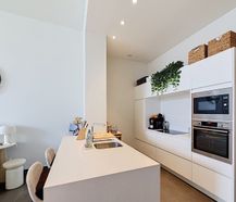 Ruim en lichtrijk gelijkvloers appartement met terras in hartje Ieper