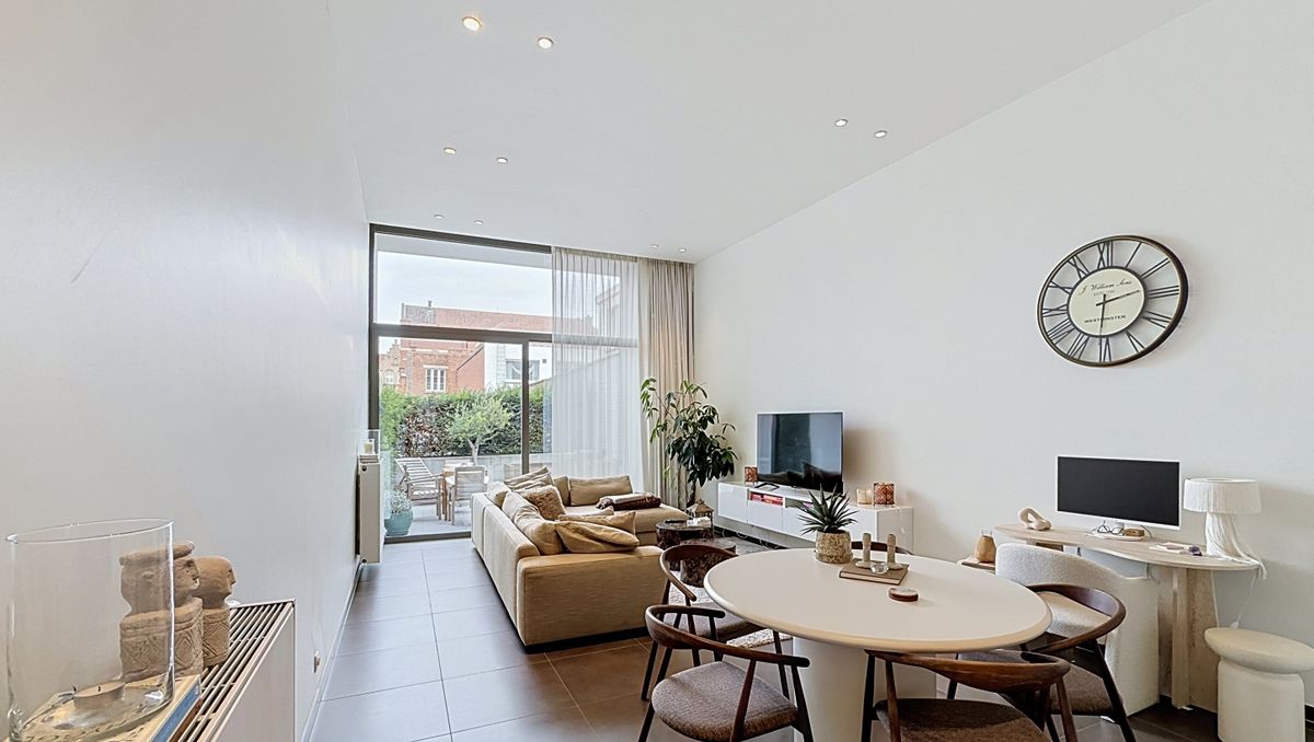 Ruim en lichtrijk gelijkvloers appartement met terras in hartje Ieper