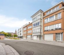 Tweekamerappartement met groot privéterras, privé tuin en autostaanplaats in Strombeek