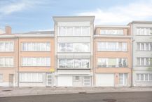 Tweekamerappartement met groot privéterras, privé tuin en autostaanplaats in Strombeek