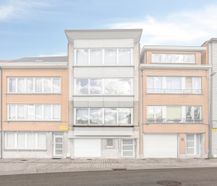 Tweekamerappartement met groot privéterras, privé tuin en autostaanplaats in Strombeek