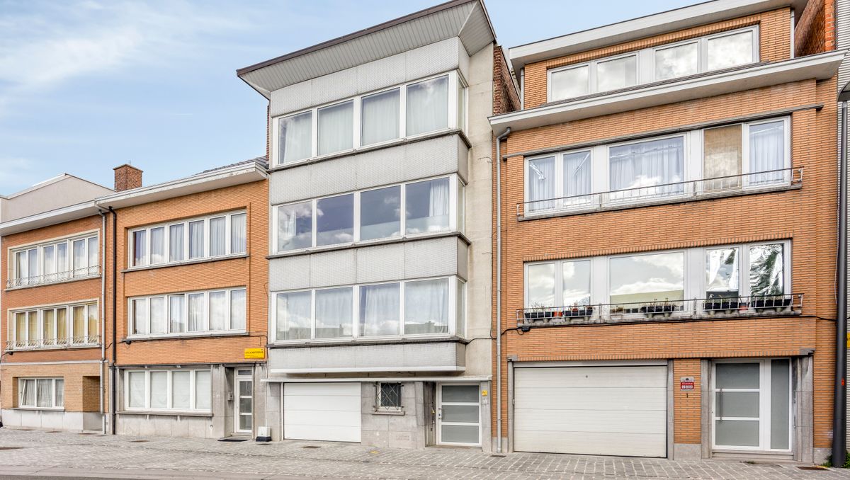Tweekamerappartement met groot privéterras, privé tuin en autostaanplaats in Strombeek