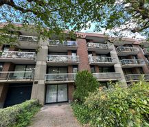 2-slaapkamerappartement met terras en parking in Laken