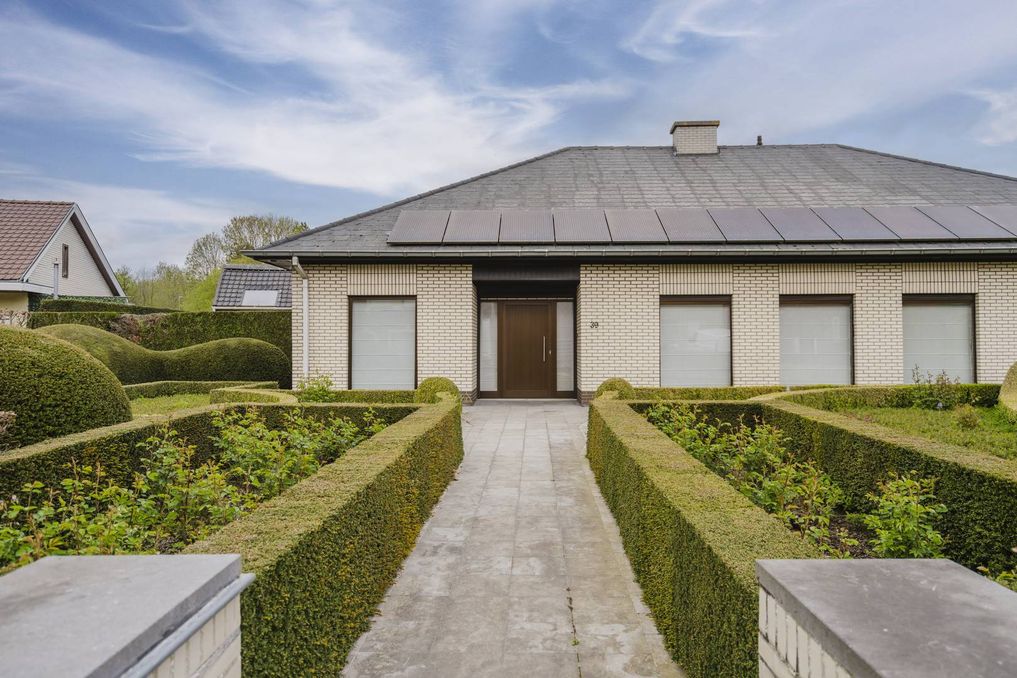 Ruime alleenstaande woning op 1922m² te koop in Gullegem