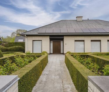 Ruime alleenstaande woning op 1922m² te koop in Gullegem