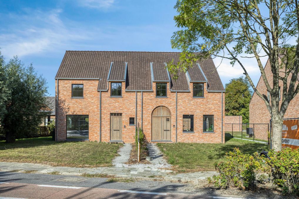 Halfopen huis te koop in Ieper met 3 kamers en dubbele garage