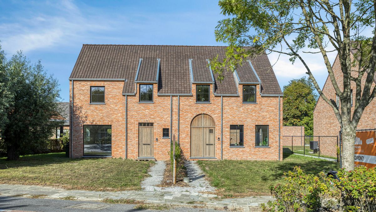 Halfopen huis te koop in Ieper met 3 kamers en dubbele garage