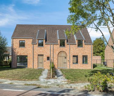Halfopen huis te koop in Ieper met 3 kamers en dubbele garage