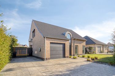 Bâtiment ouvert prêt à emménager avec jardin ensoleillé et emplacement idéal