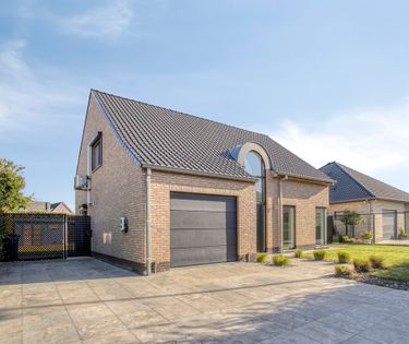 Bâtiment ouvert prêt à emménager avec jardin ensoleillé et emplacement idéal