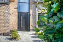 Bâtiment ouvert prêt à emménager avec jardin ensoleillé et emplacement idéal