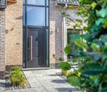 Bâtiment ouvert prêt à emménager avec jardin ensoleillé et emplacement idéal