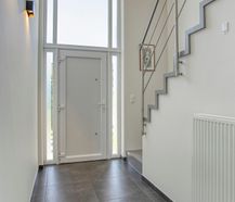 Bâtiment ouvert prêt à emménager avec jardin ensoleillé et emplacement idéal