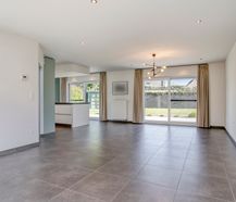 Bâtiment ouvert prêt à emménager avec jardin ensoleillé et emplacement idéal