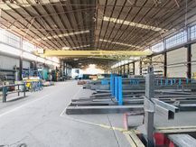 Bedrijfsgebouw van ca. 7.200 m² met verschillende poorten