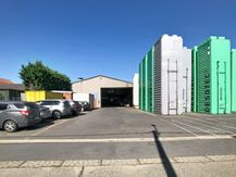 Bedrijfsgebouw van ca. 7.200 m² met verschillende poorten