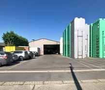 Bedrijfsgebouw van ca. 7.200 m² met verschillende poorten