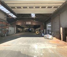 Bedrijfsgebouw van ca. 7.200 m² met verschillende poorten