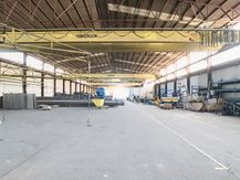 Bedrijfsgebouw van ca. 7.200 m² met verschillende poorten
