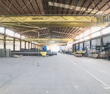 Bedrijfsgebouw van ca. 7.200 m² met verschillende poorten