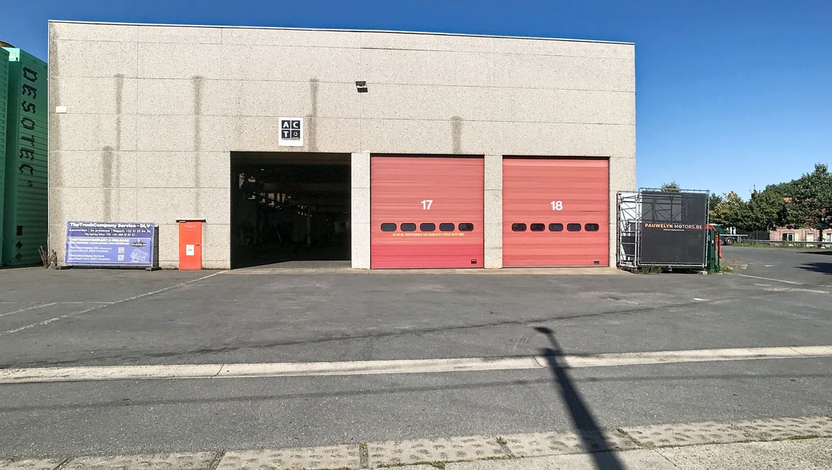 Bedrijfsgebouw van ca. 7.200 m² met verschillende poorten