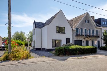Volledig gerenoveerde halfopen woning in hartje Ertvelde