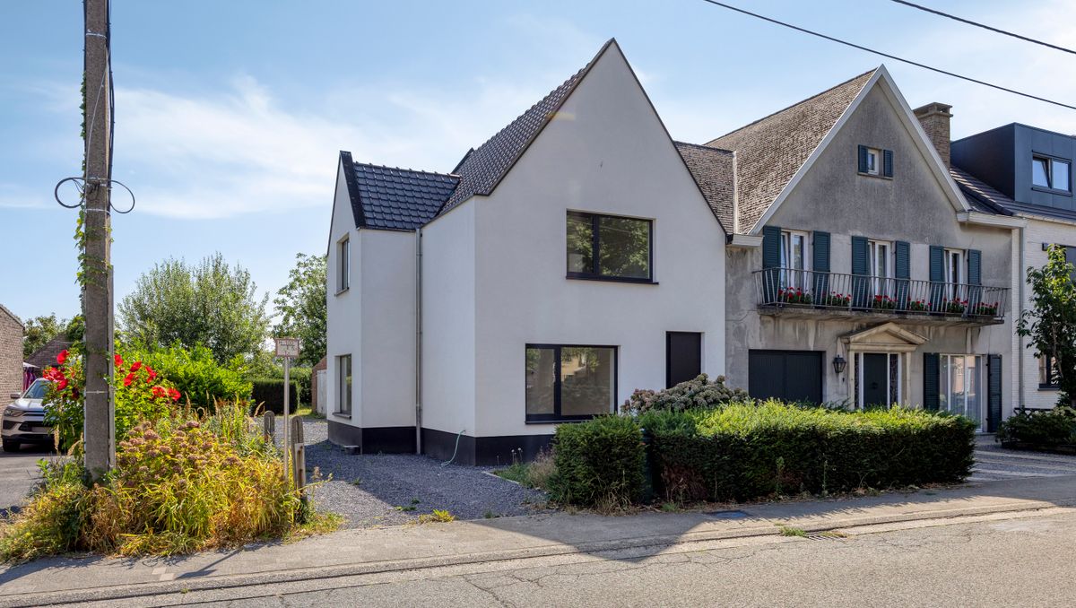 Volledig gerenoveerde halfopen woning in hartje Ertvelde