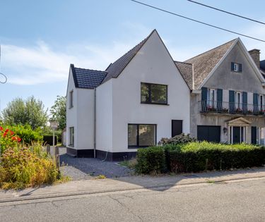 Volledig gerenoveerde halfopen woning in hartje Ertvelde